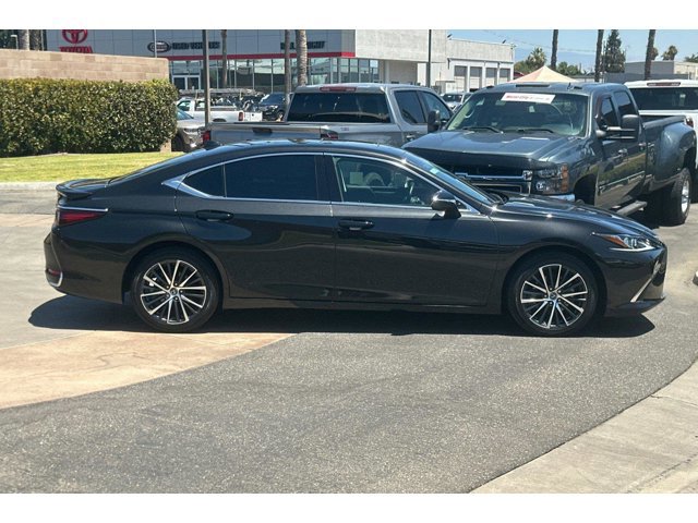 2024 Lexus ES 300h Premium photo 3