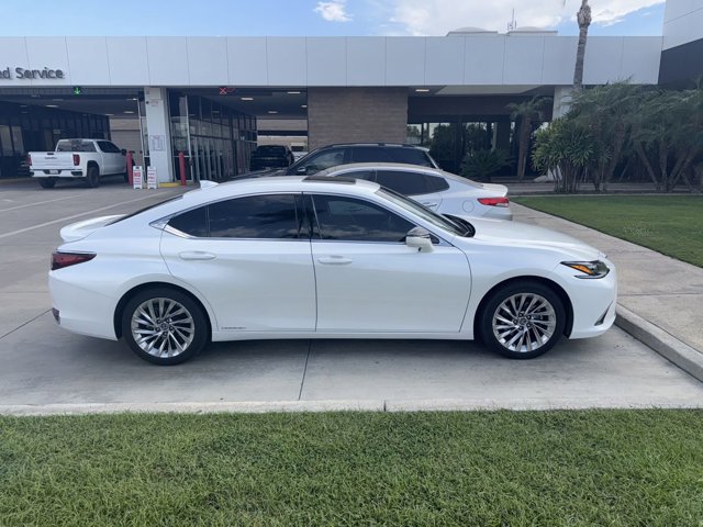 2022 Lexus ES 300h Luxury photo 2