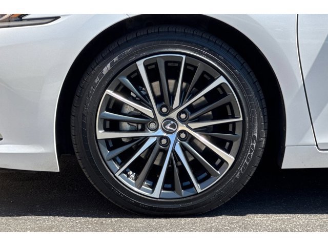 2025 Lexus ES 350 - Photo 26