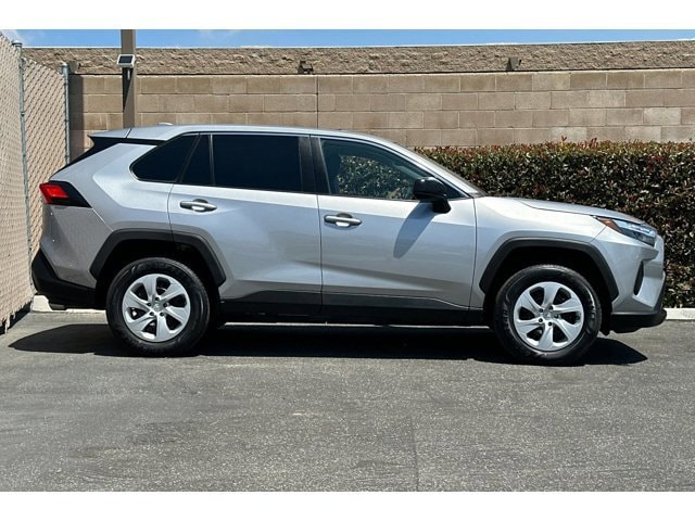 2023 Toyota RAV4 LE - Photo 3