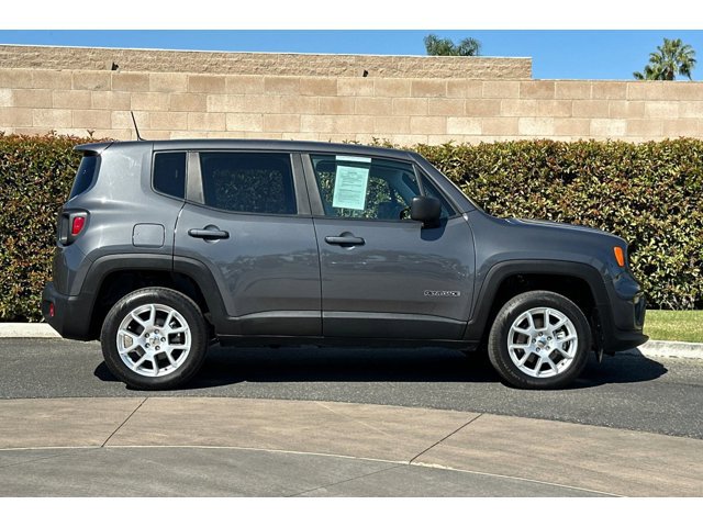 2023 Jeep Renegade Latitude photo 3