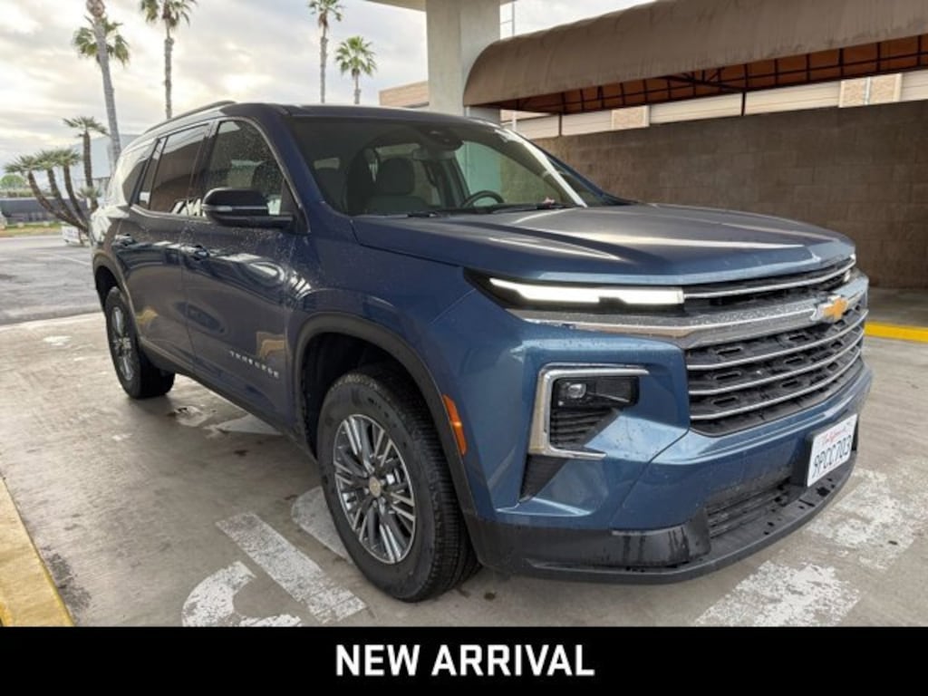 Used 2025 Chevrolet Traverse FWD LT SUV