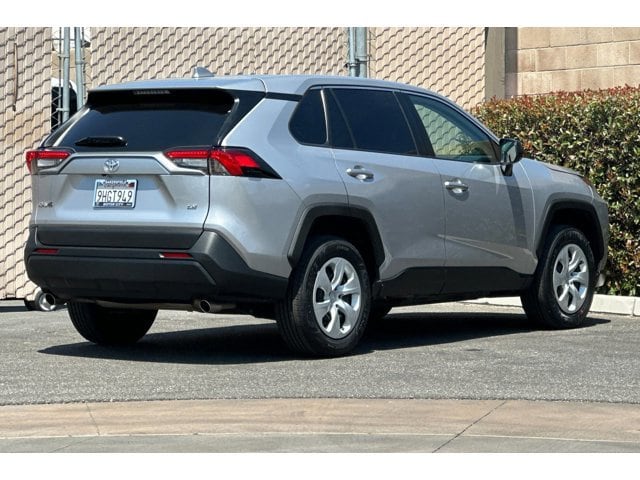 2023 Toyota RAV4 LE - Photo 4