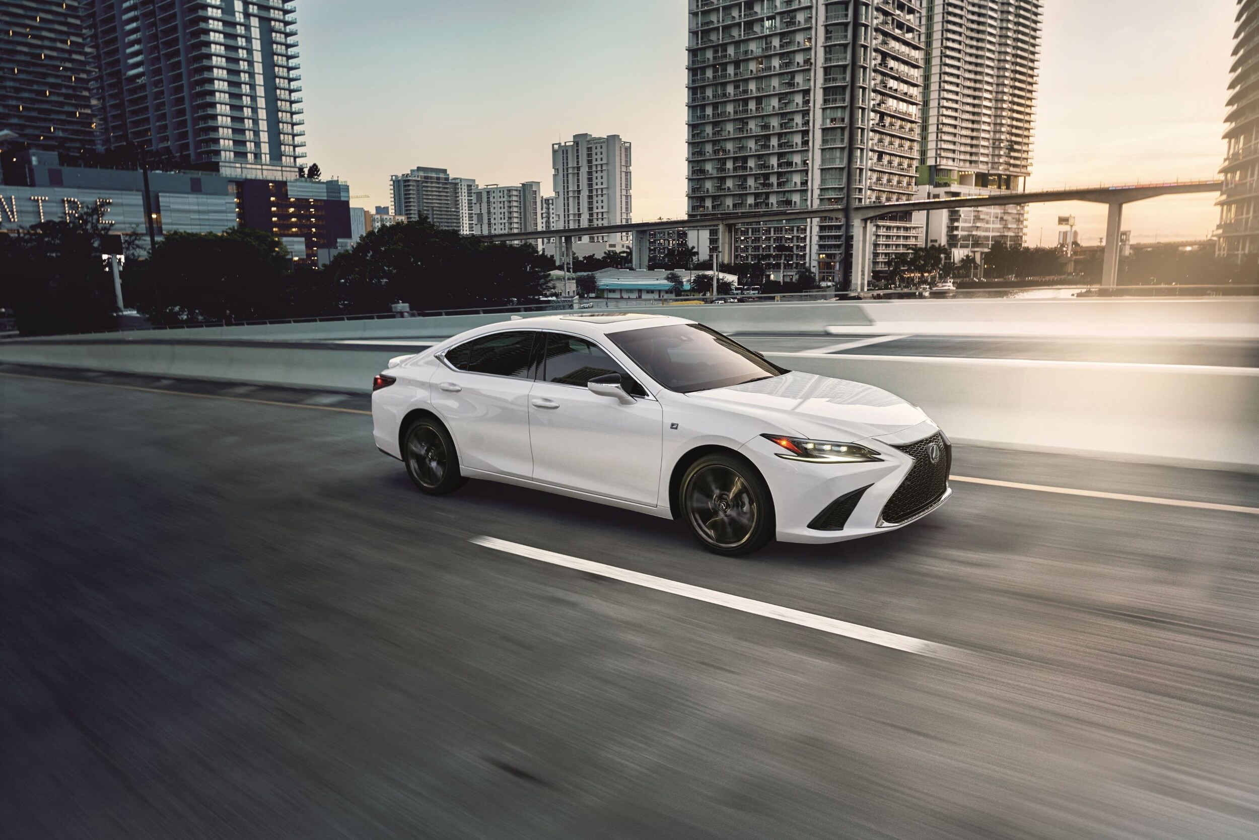 2025_Lexus_ES_350_004.jpg