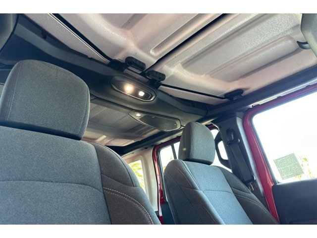 2025 Jeep Wrangler 4-Door Sahara - Photo 17
