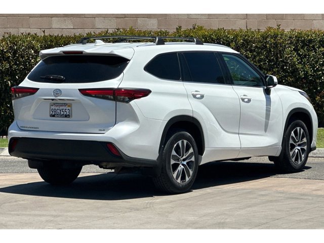 2022 Toyota Highlander XLE photo 2