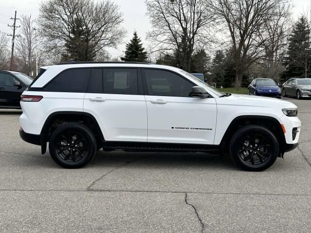 2024 Jeep Grand Cherokee Altitude photo 2