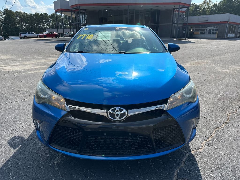 2016 Toyota Camry SE photo 2