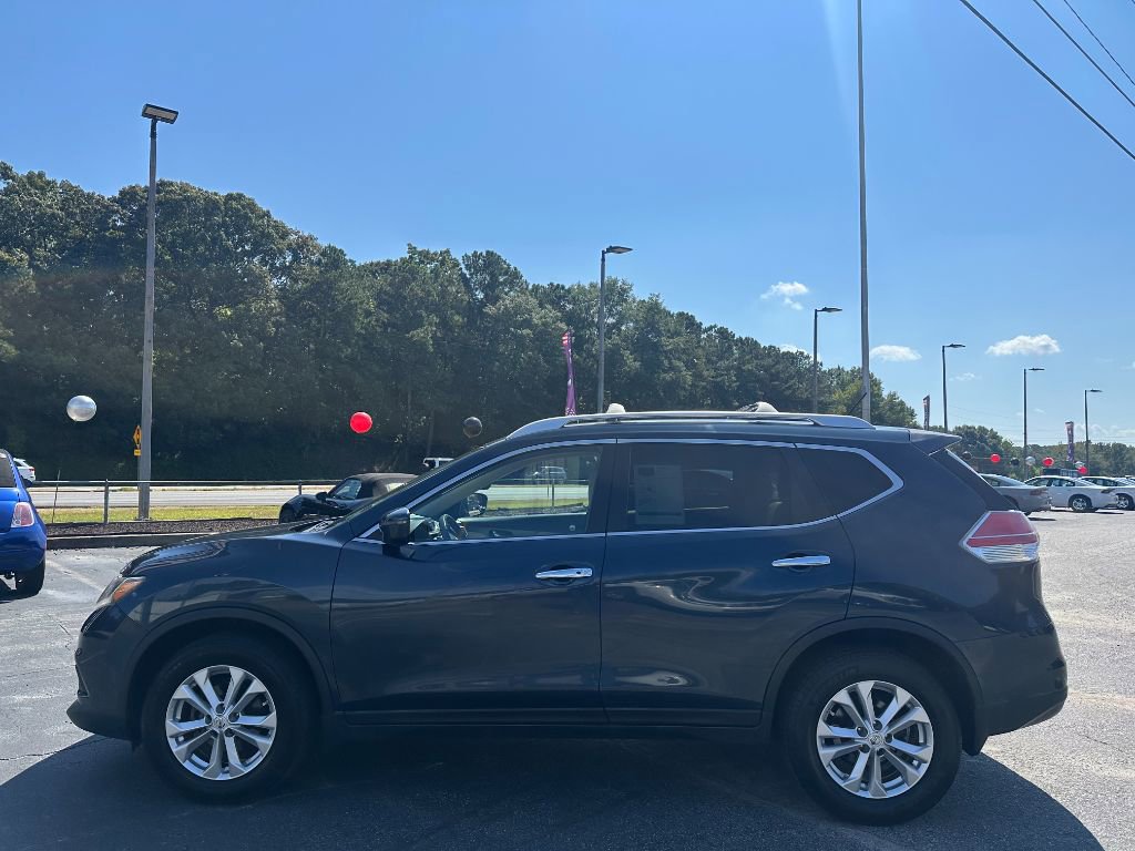 2016 Nissan Rogue SV photo 2
