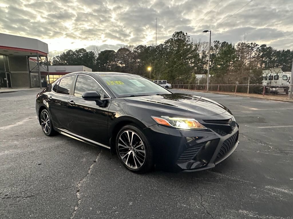 Used 2019 Toyota Camry SE Sedan