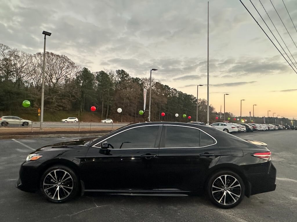 Used 2019 Toyota Camry SE Sedan