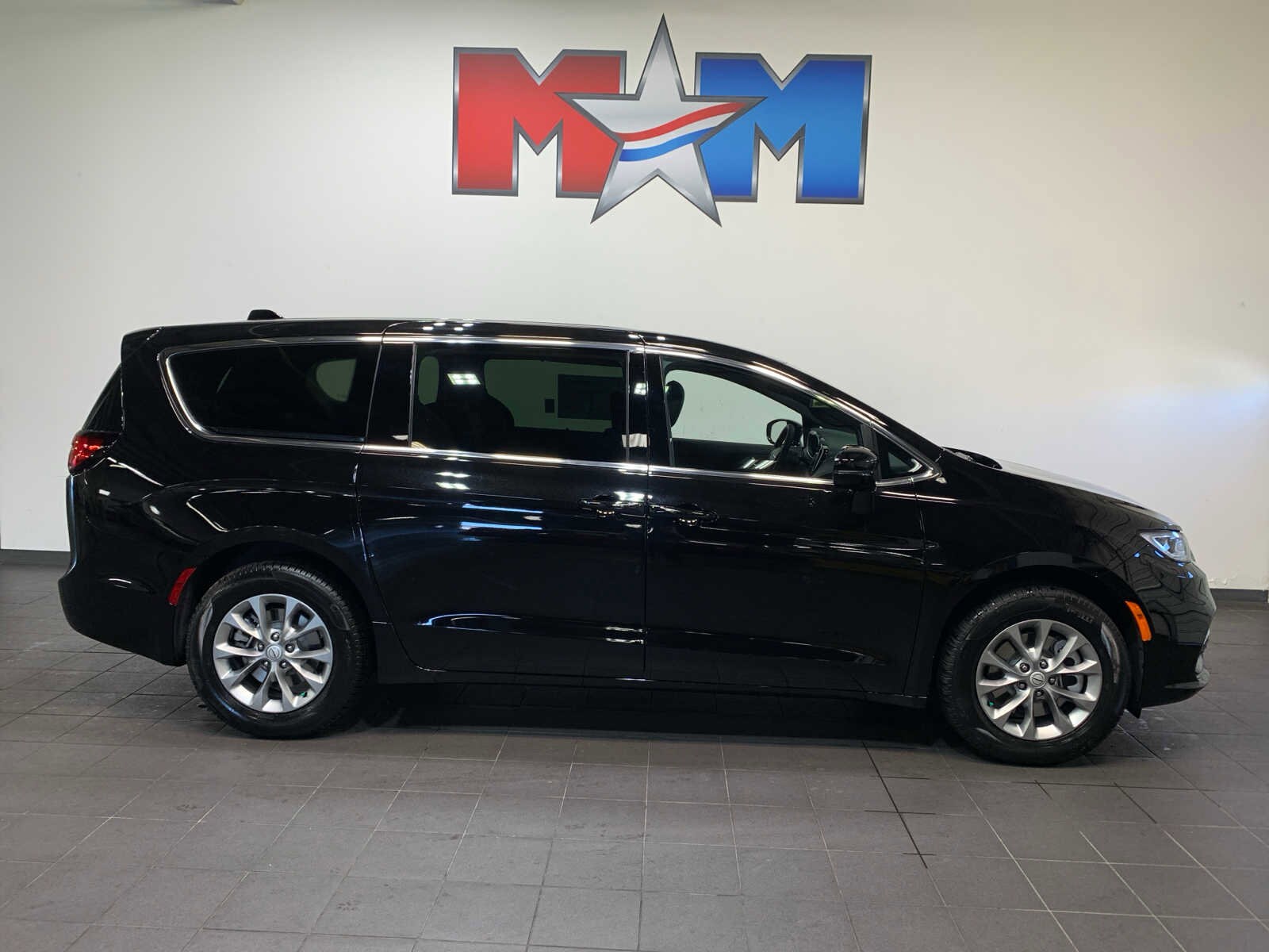 2026 Chrysler Pacifica photo 2