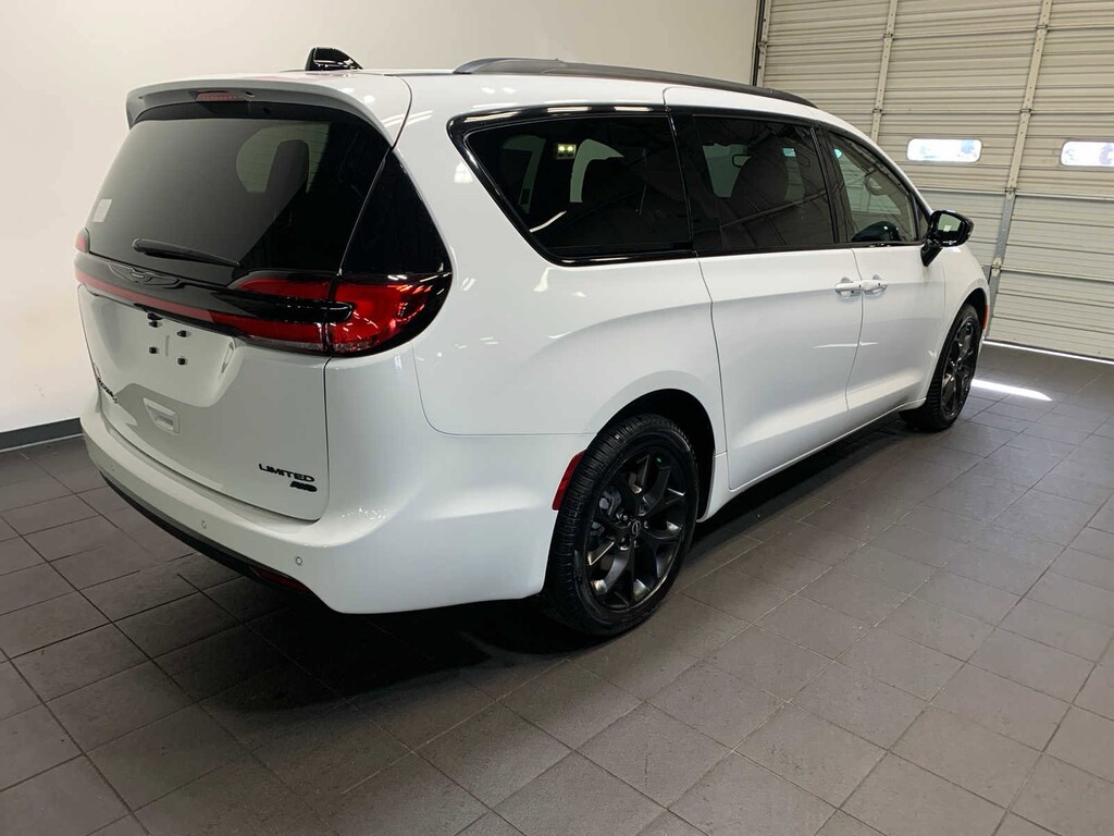 New 2026 Chrysler Pacifica Limited Passenger Van