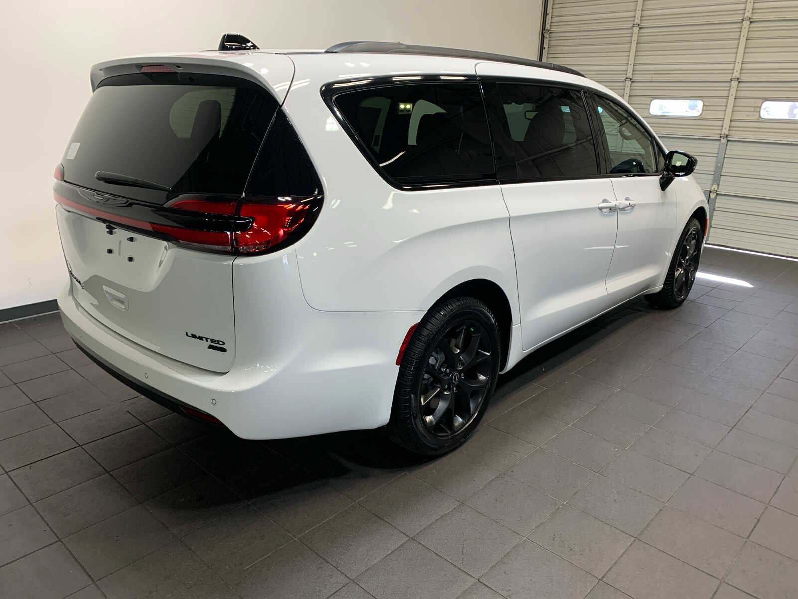 2026 Chrysler Pacifica Limited photo 3