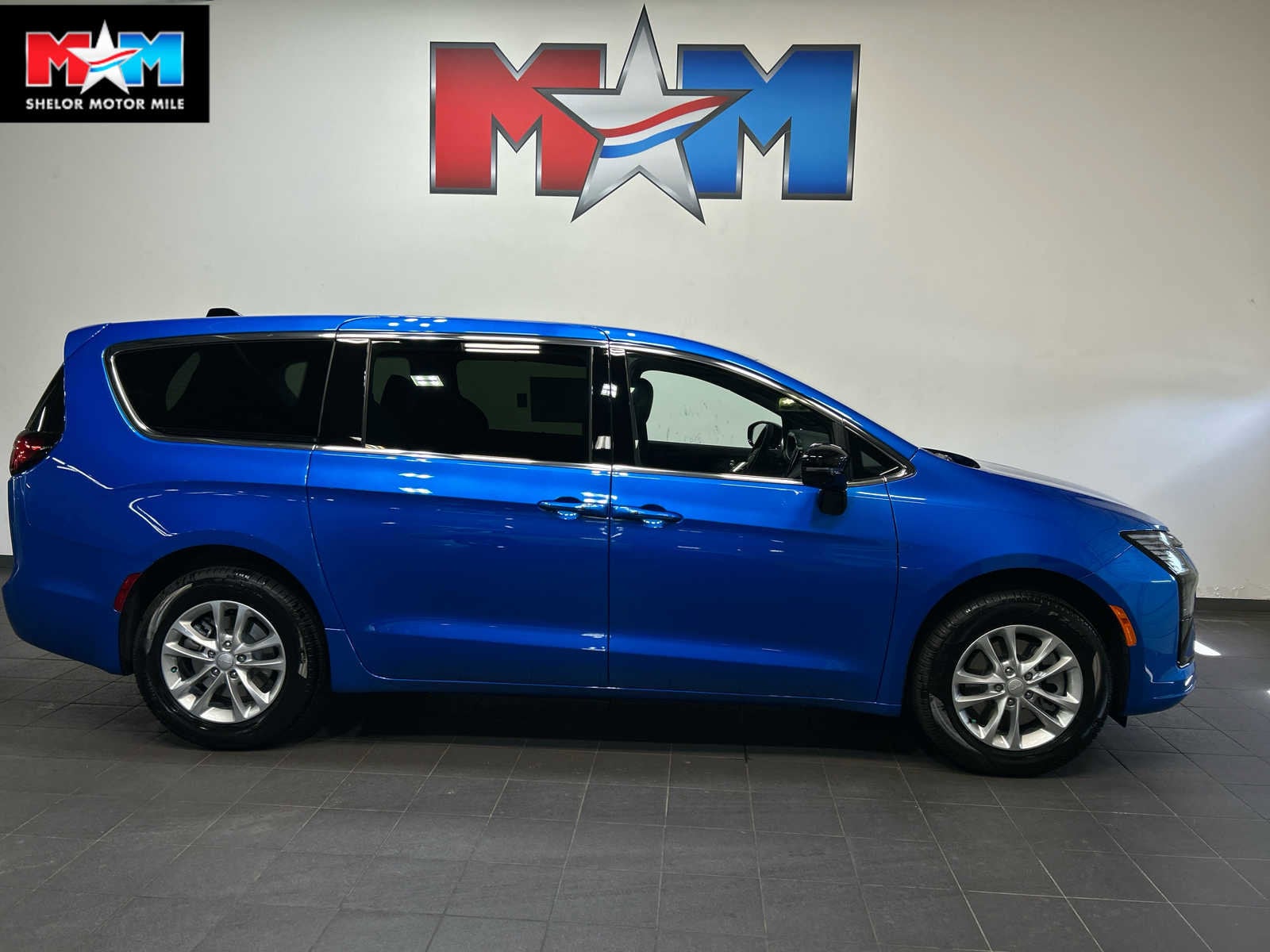 2027 Chrysler Pacifica Select AWD's photo