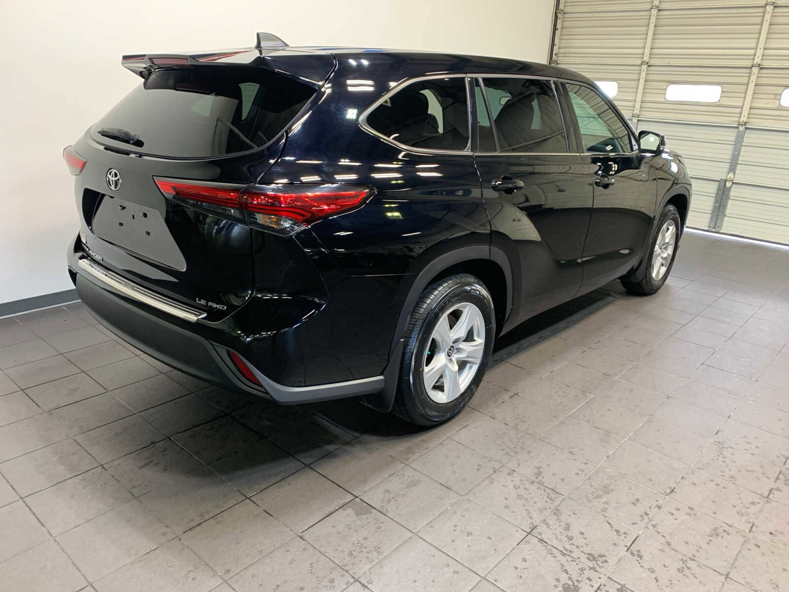2022 Toyota Highlander LE photo 3