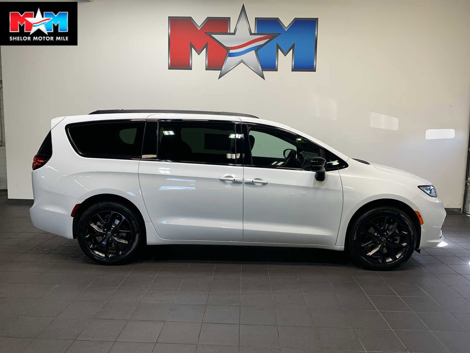 2026 Chrysler Pacifica Limited's photo