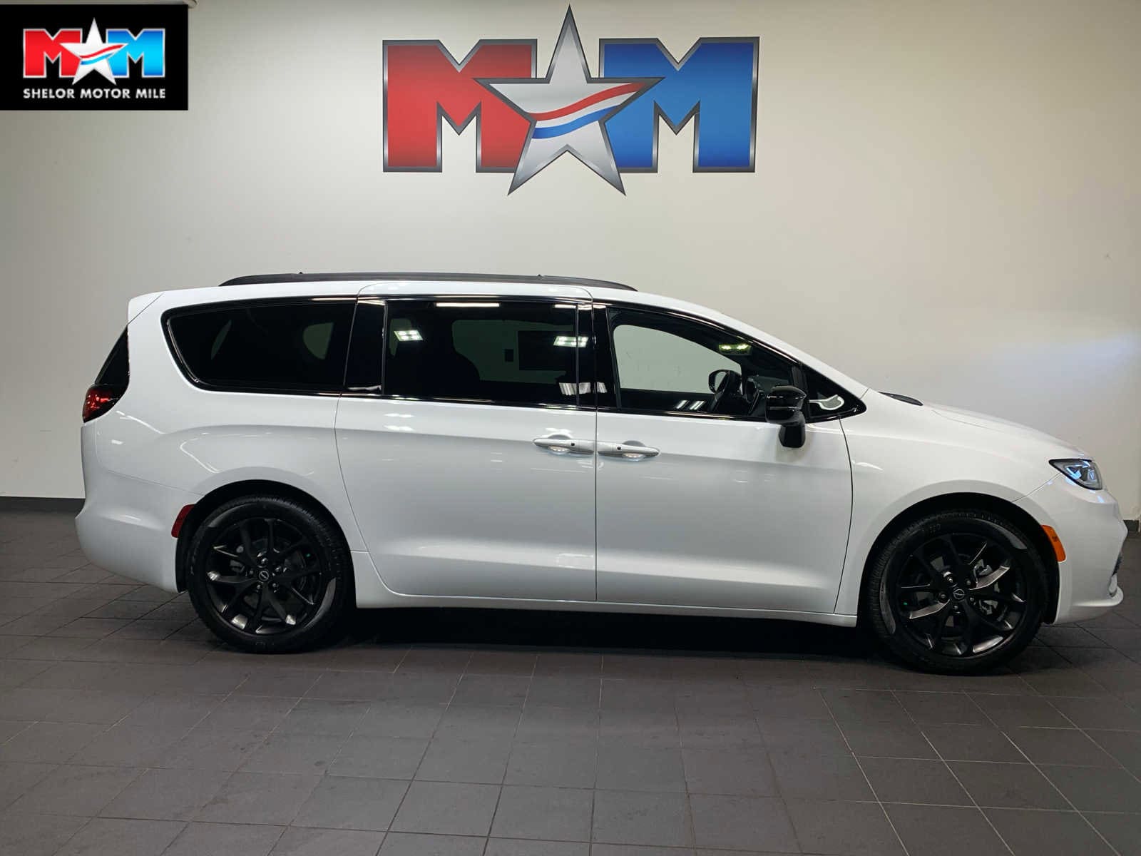 2026 Chrysler Pacifica Limited's photo