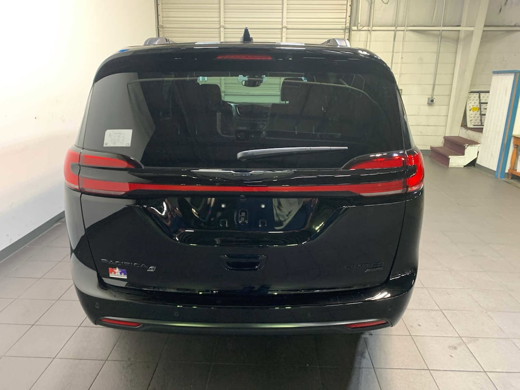 New 2026 Chrysler Pacifica Limited Passenger Van