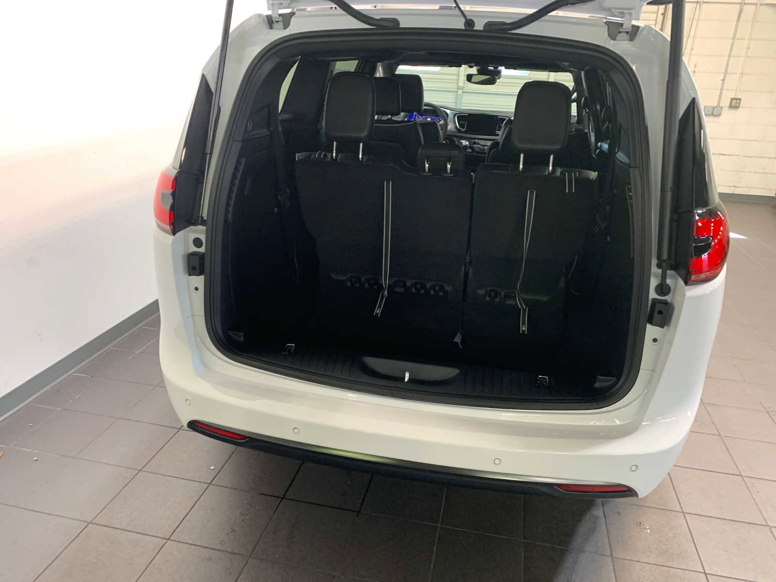 2026 Chrysler Pacifica Limited - Photo 11