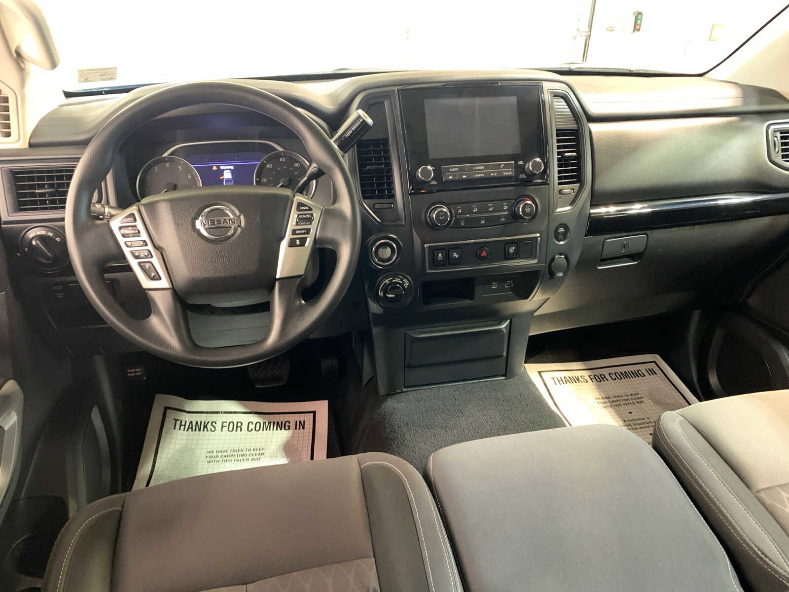 2022 Nissan Titan SV Crew Cab photo 4