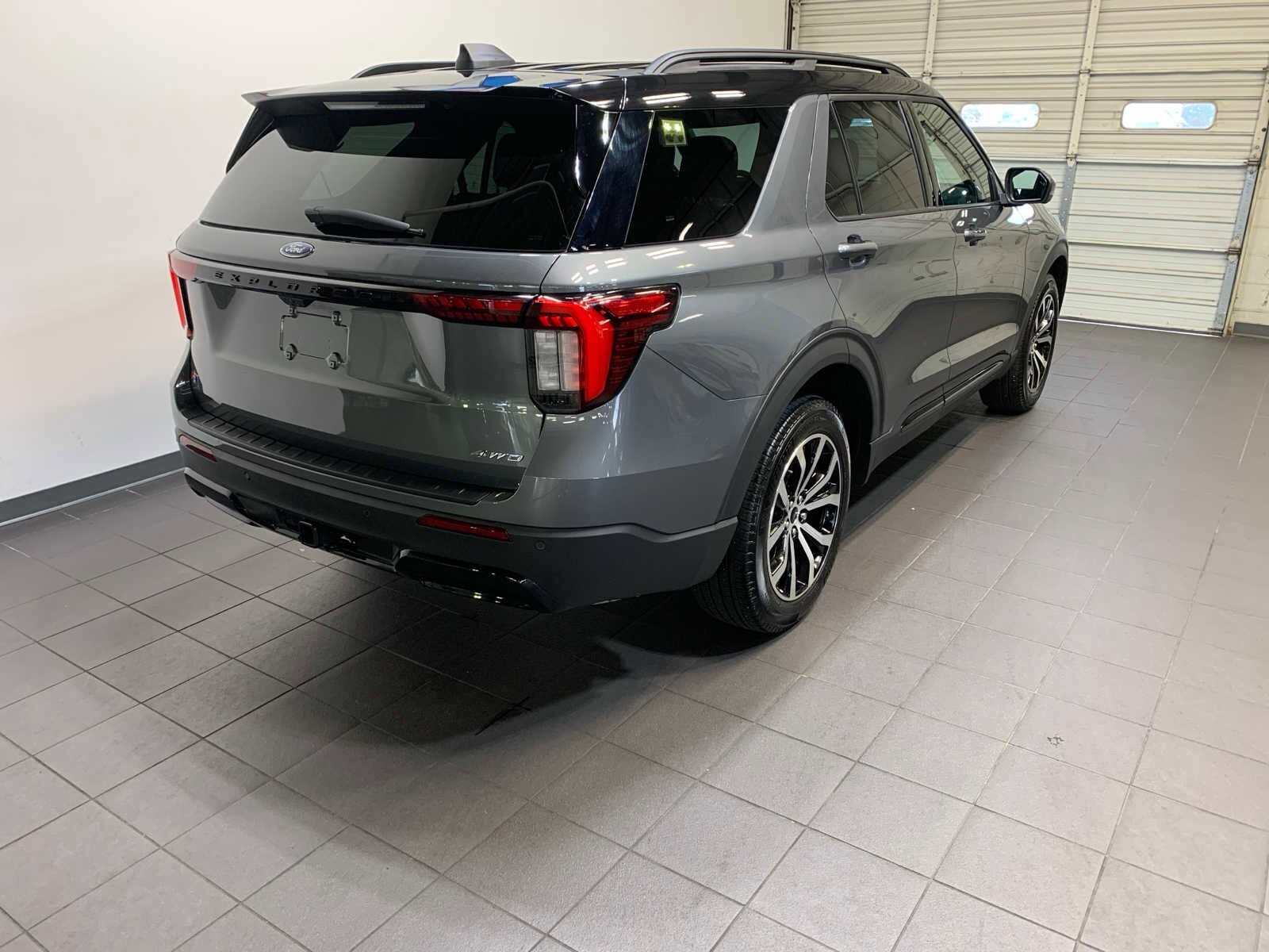 2025 Ford Explorer ST-Line photo 3