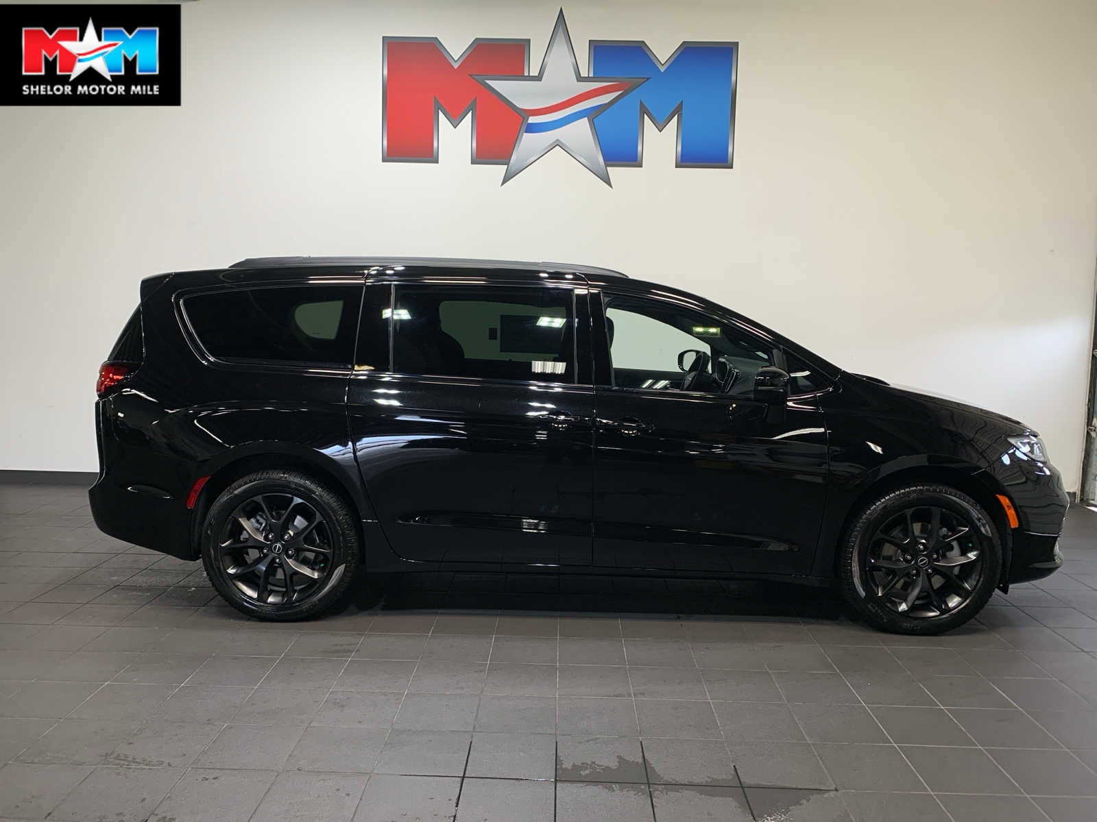 2026 Chrysler Pacifica Limited's photo