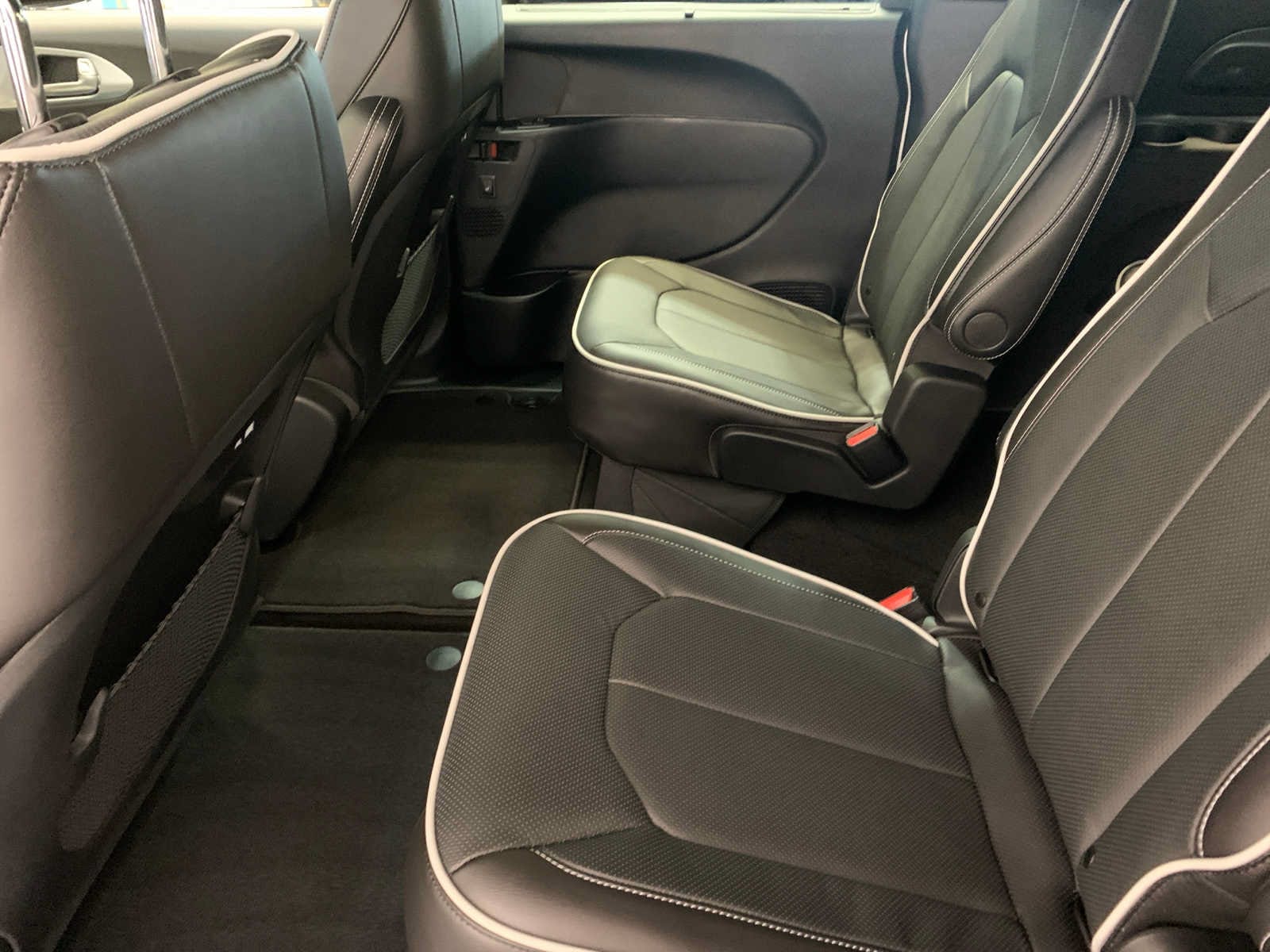 2026 Chrysler Pacifica Limited - Photo 9