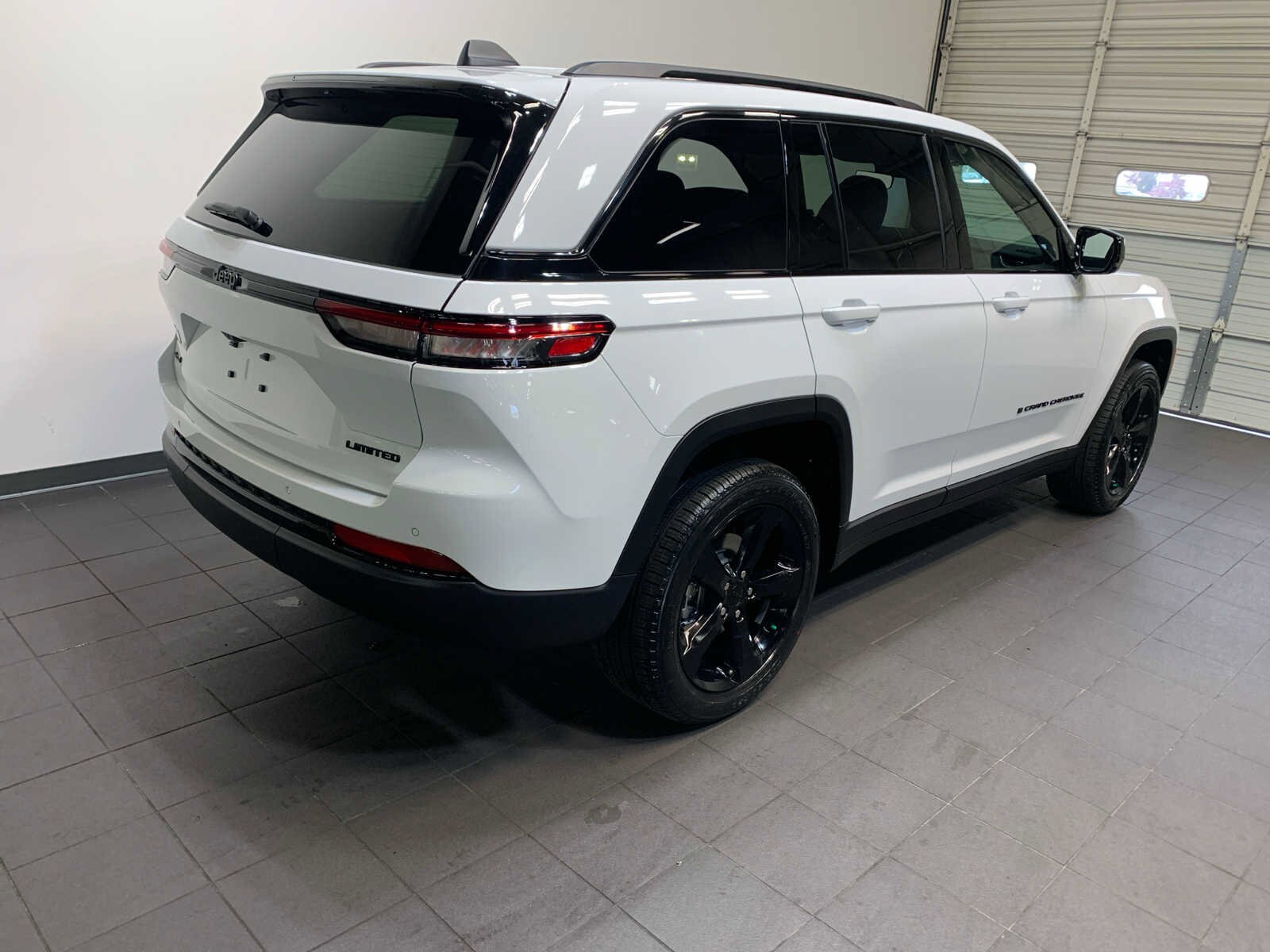 2025 Jeep Grand Cherokee Limited photo 3