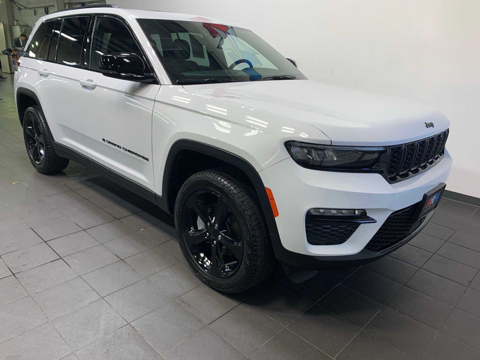 2025 Jeep Grand Cherokee Limited photo 2