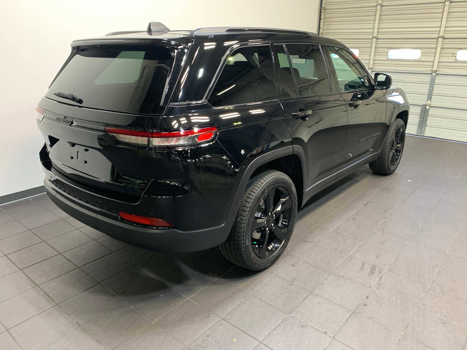 2025 Jeep Grand Cherokee Limited photo 2