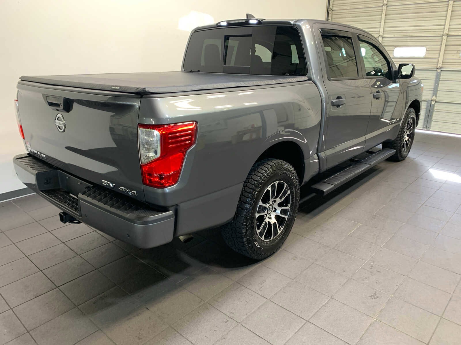 2022 Nissan Titan SV Crew Cab photo 3