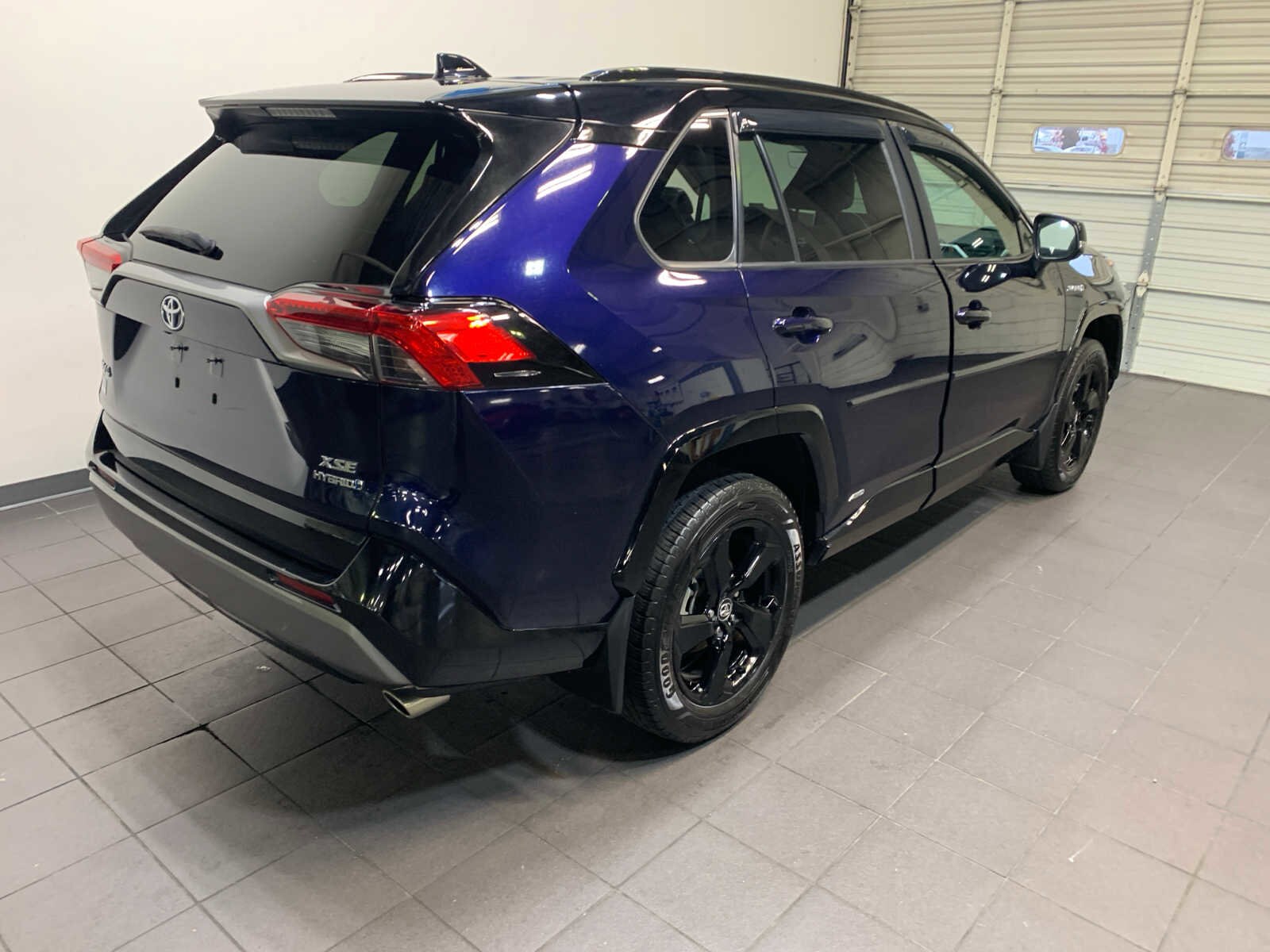 2020 Toyota RAV4 Hybrid XSE photo 3