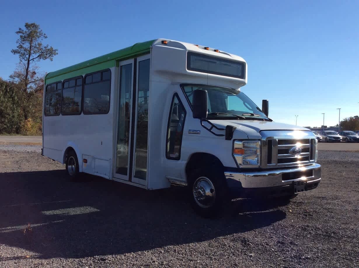2017 Ford E-450 Cutaway photo 2