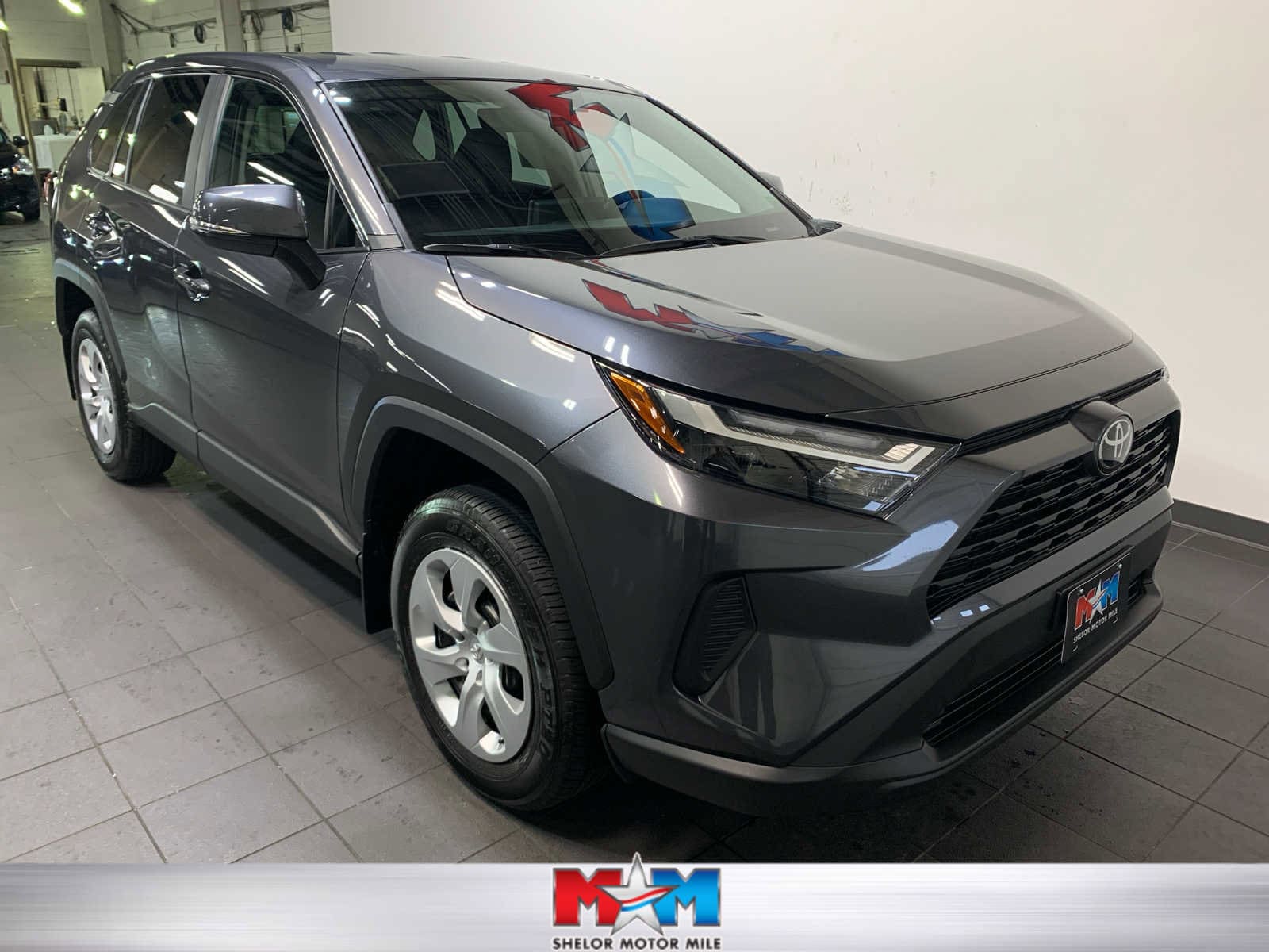 2025 Toyota RAV4 LE's photo