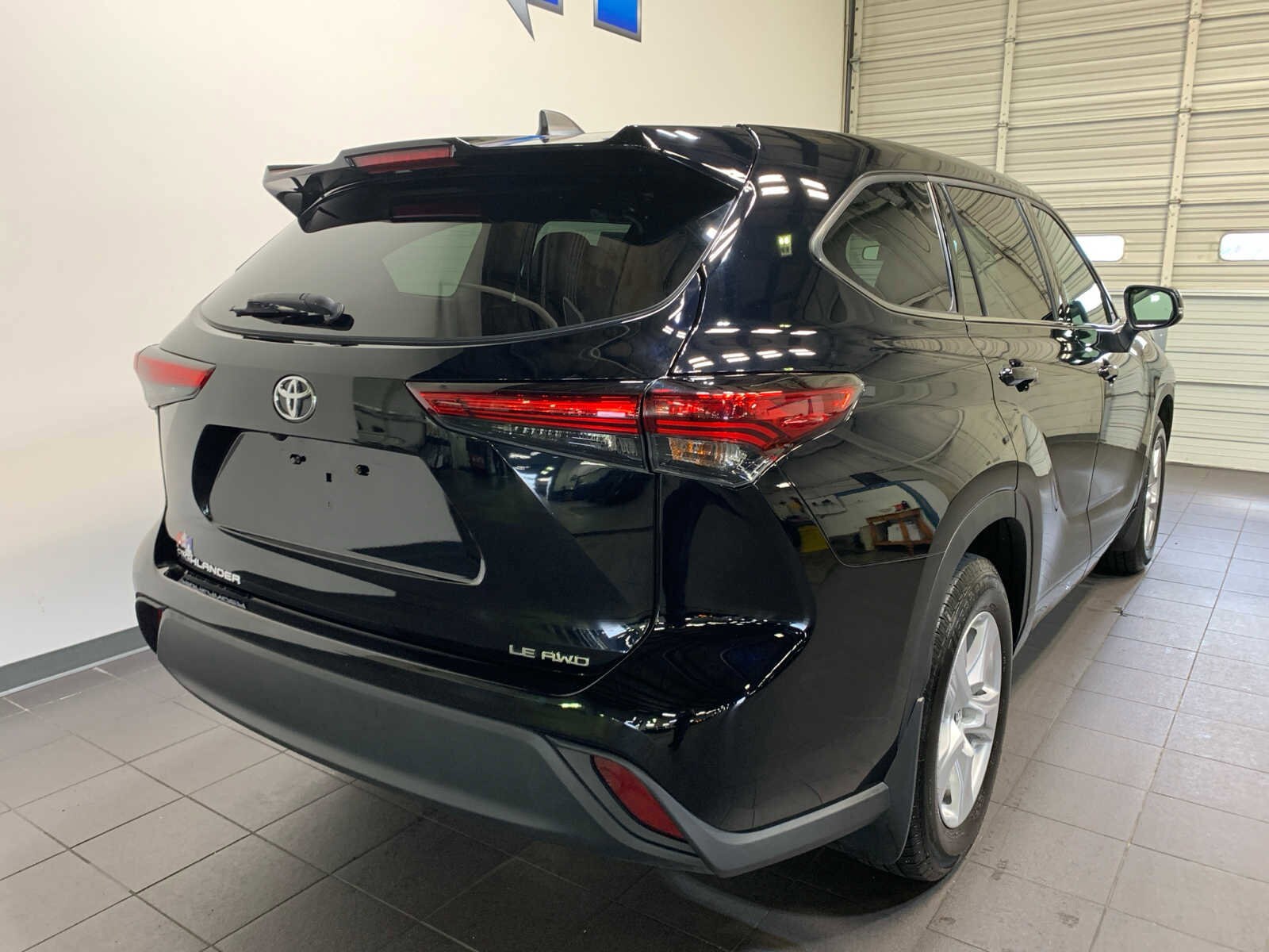 2022 Toyota Highlander LE photo 3