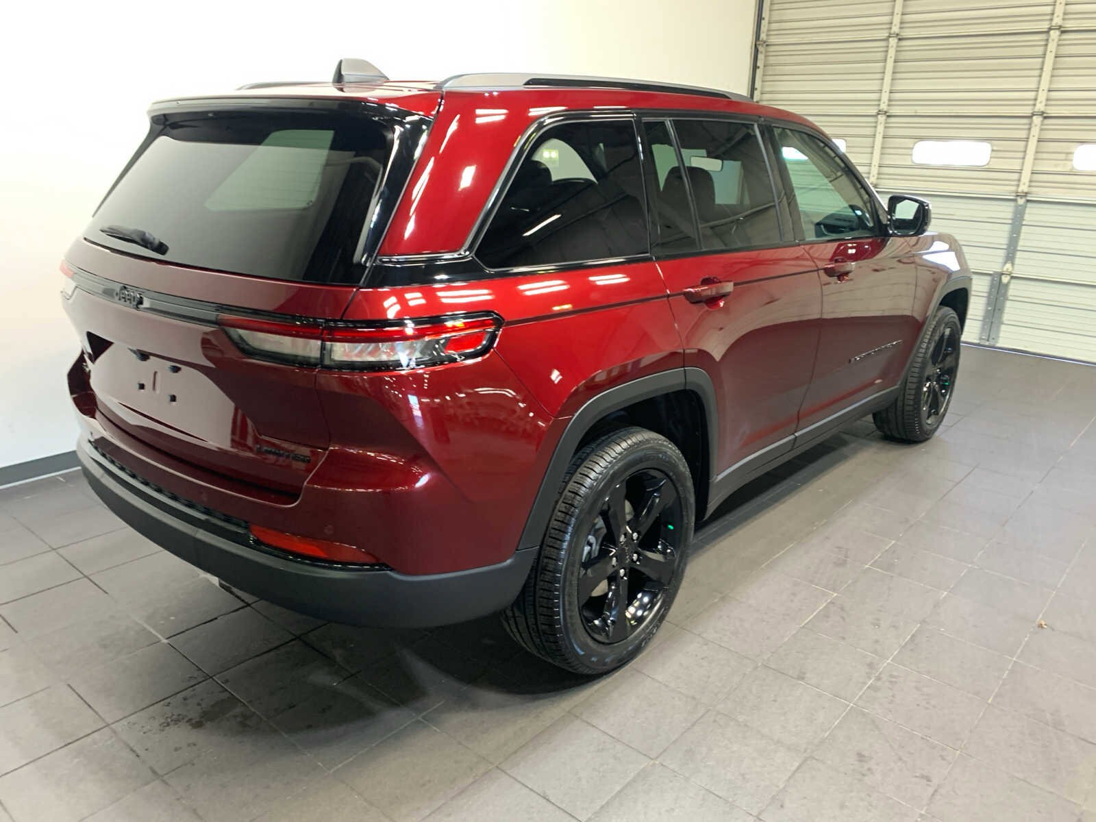 2025 Jeep Grand Cherokee Limited photo 2