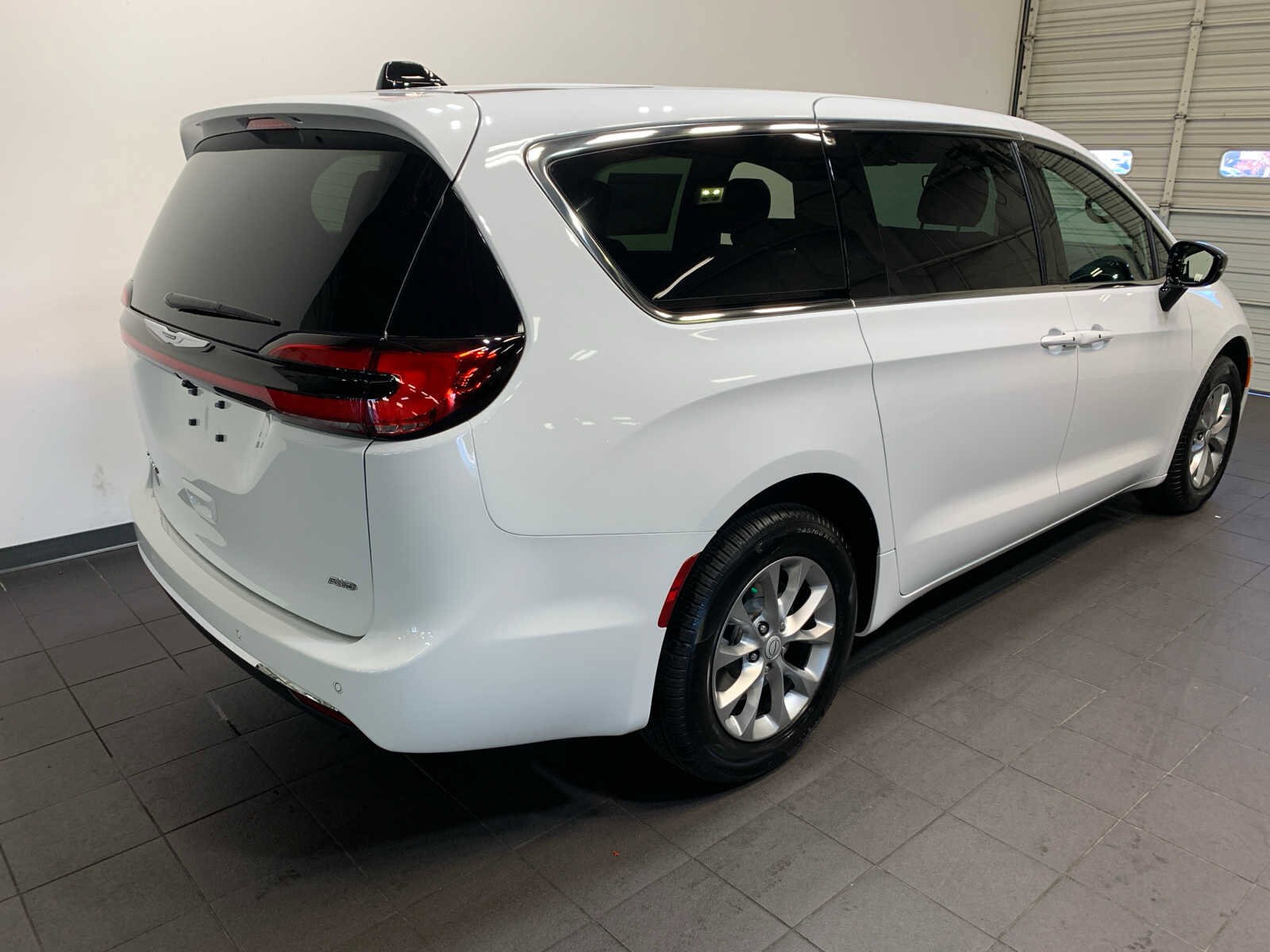 2026 Chrysler Pacifica photo 3