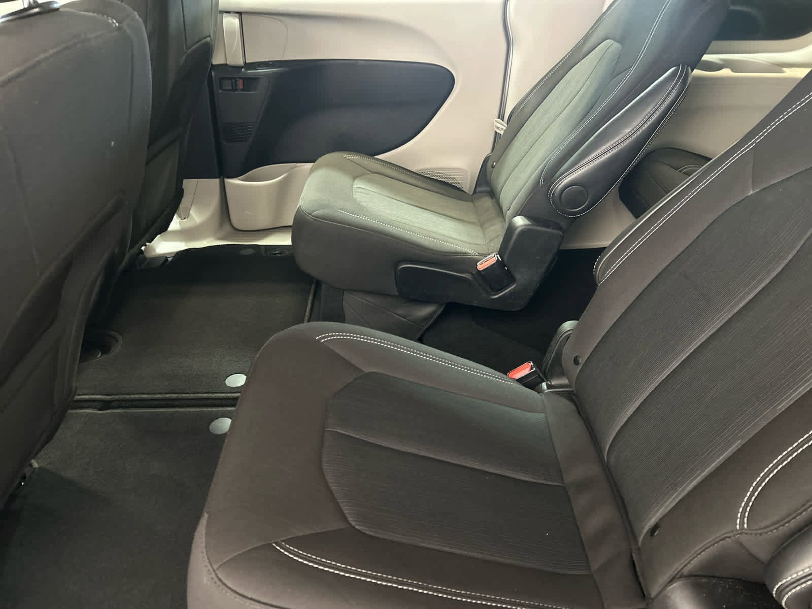 2024 Chrysler Voyager LX - Photo 10