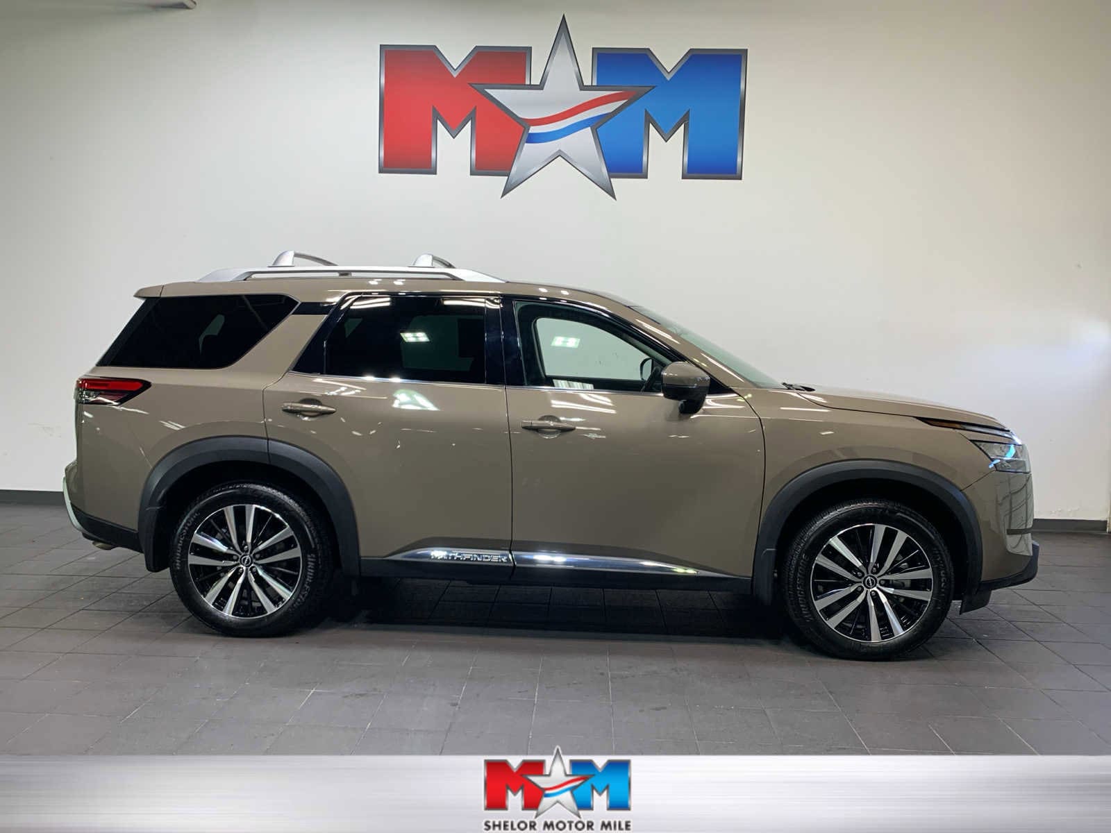 2024 Nissan Pathfinder Platinum's photo