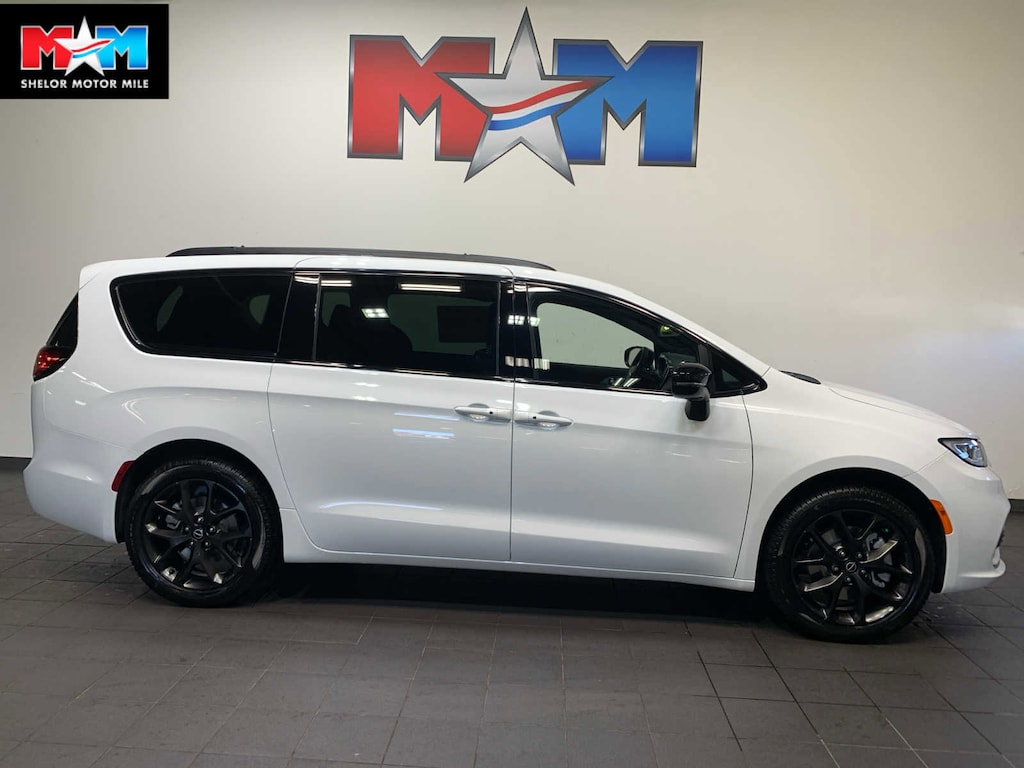 New 2026 Chrysler Pacifica Limited Passenger Van