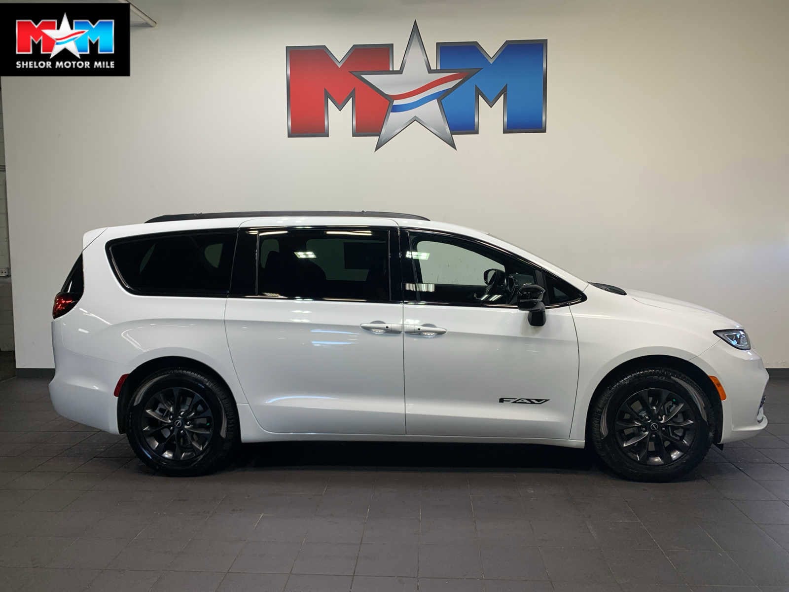 2026 Chrysler Pacifica Select's photo