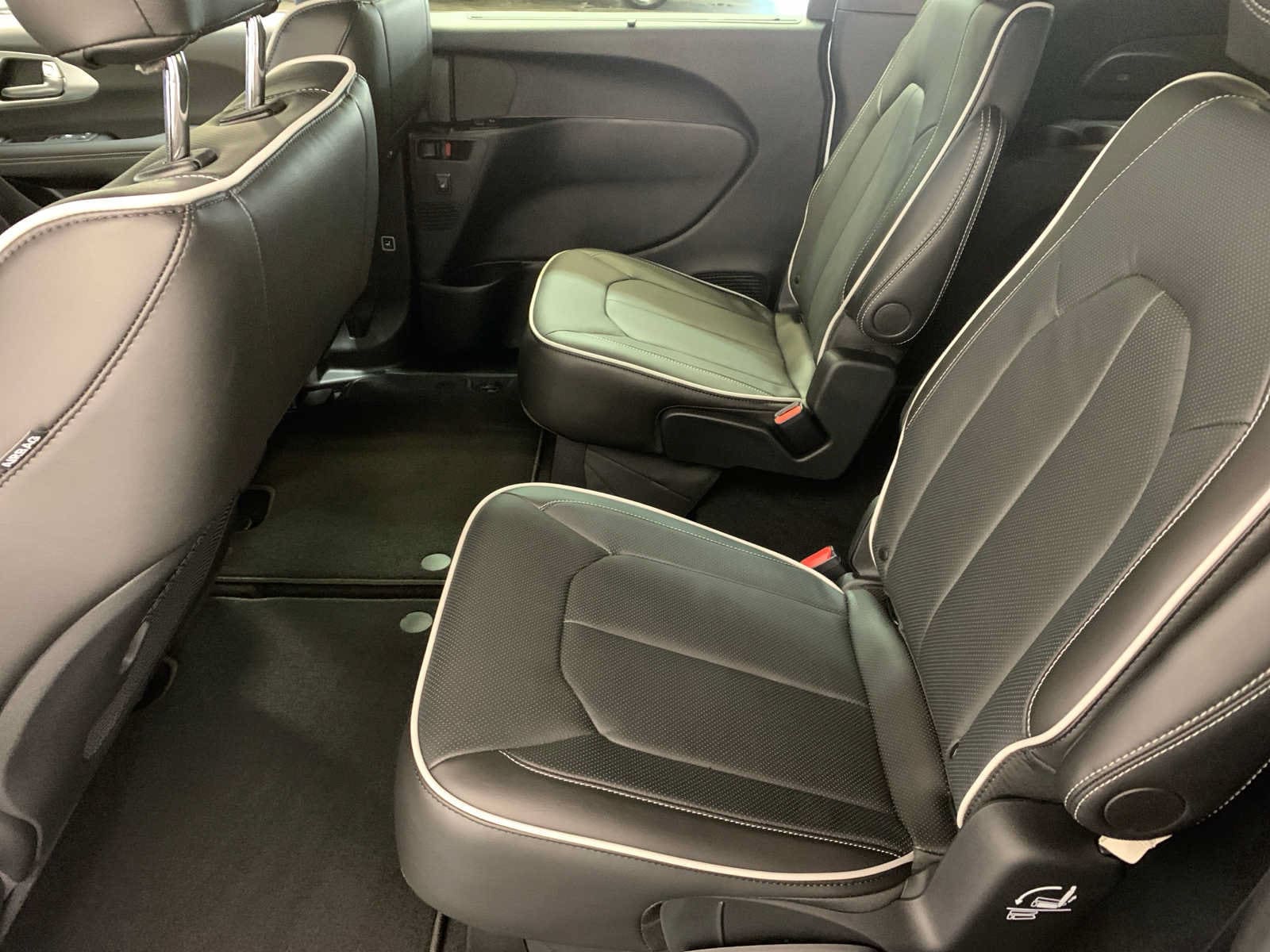 2026 Chrysler Pacifica Limited - Photo 9