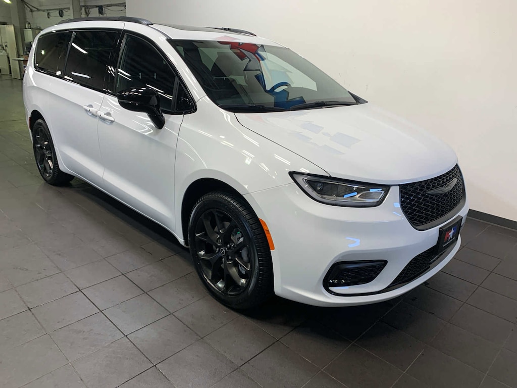 New 2026 Chrysler Pacifica Limited Passenger Van