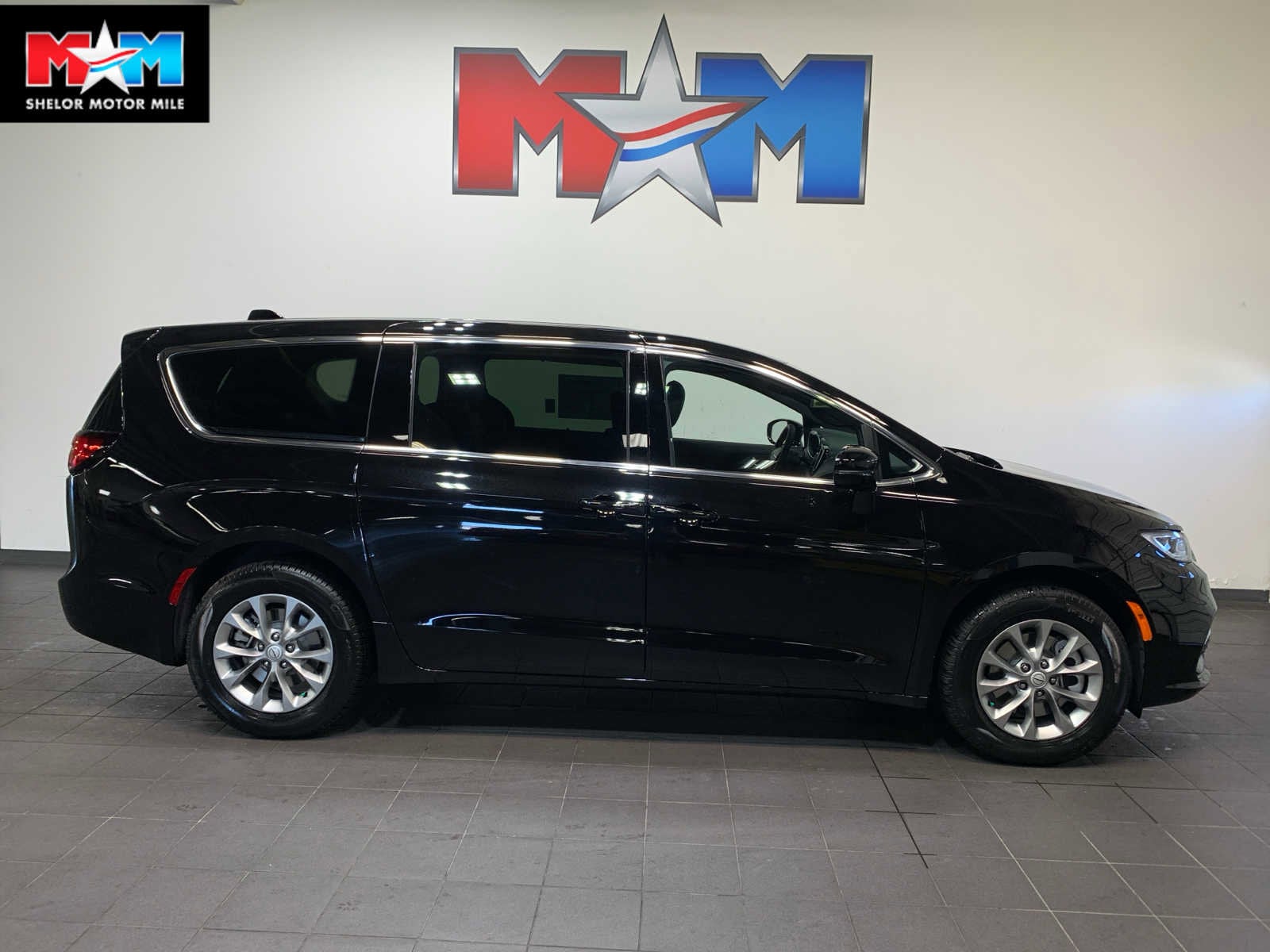 2026 Chrysler Pacifica Select's photo