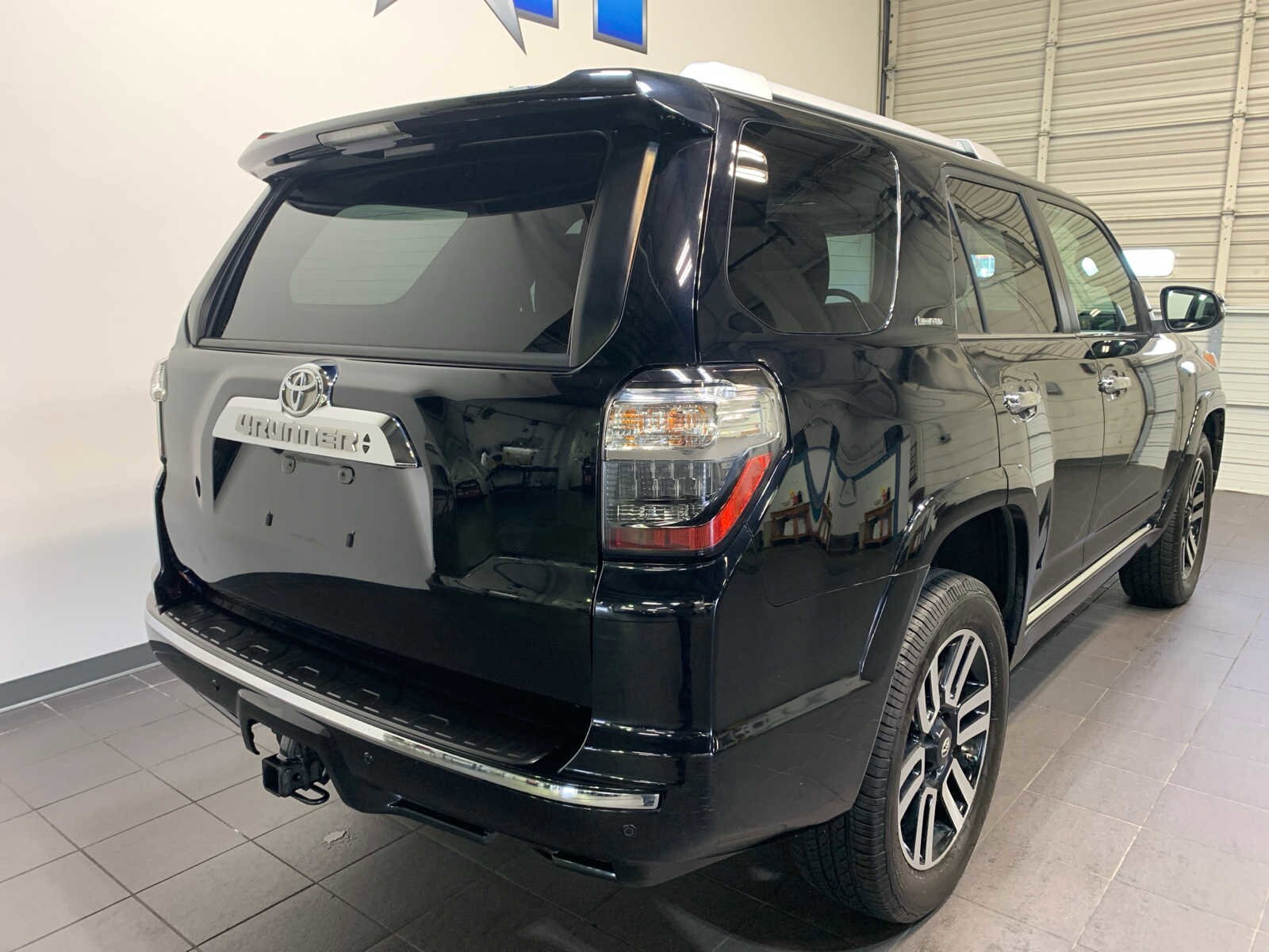 2016 Toyota 4Runner Limited photo 3