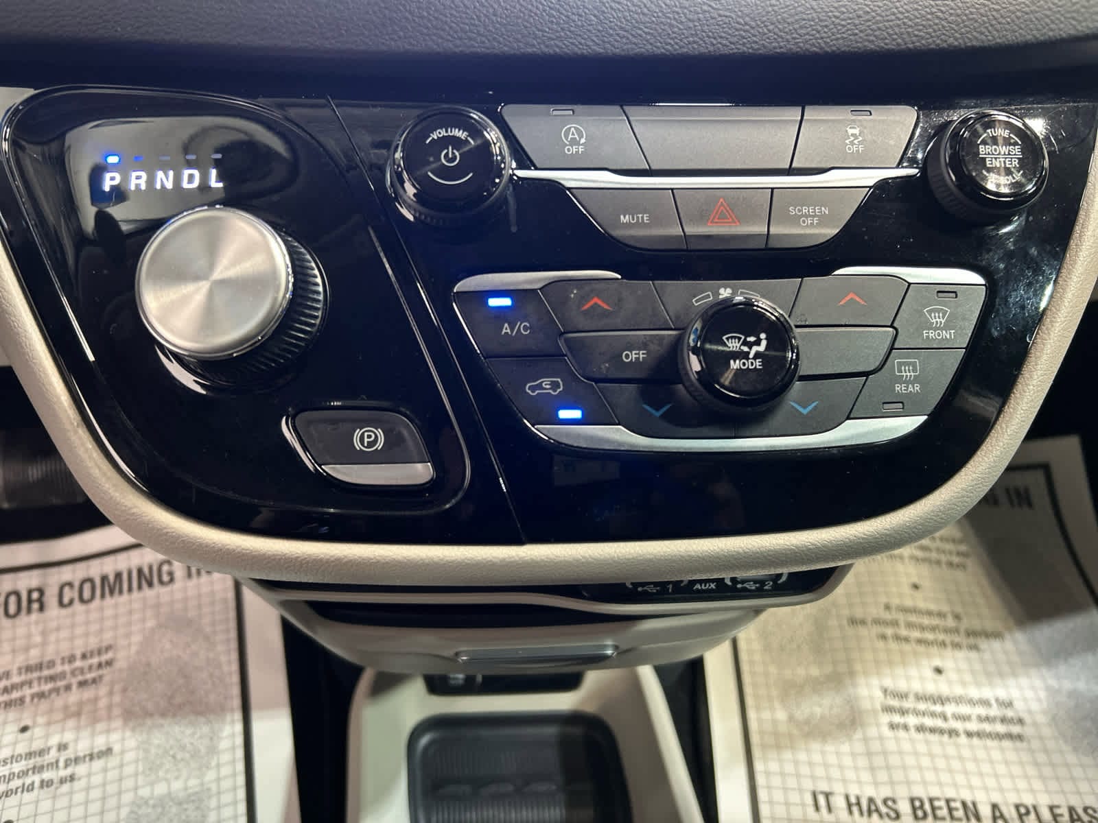 2024 Chrysler Voyager LX - Photo 7