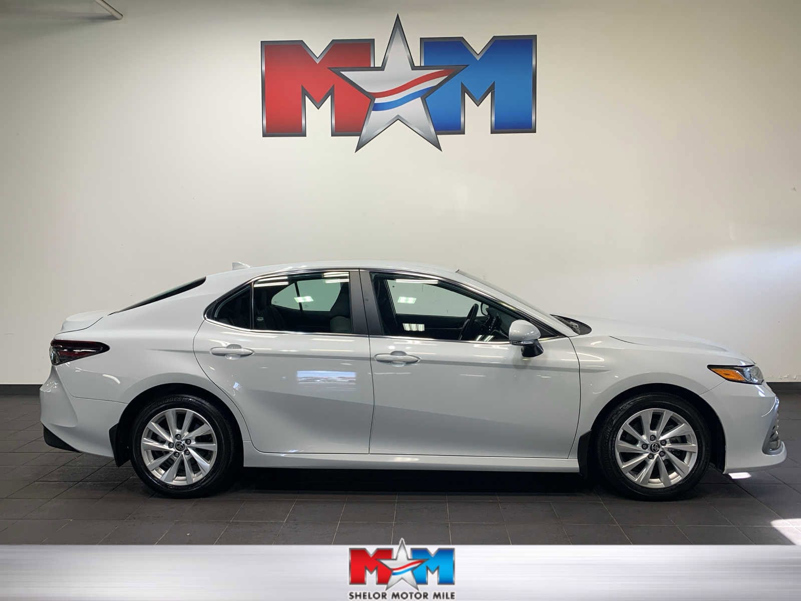 2023 Toyota Camry LE's photo