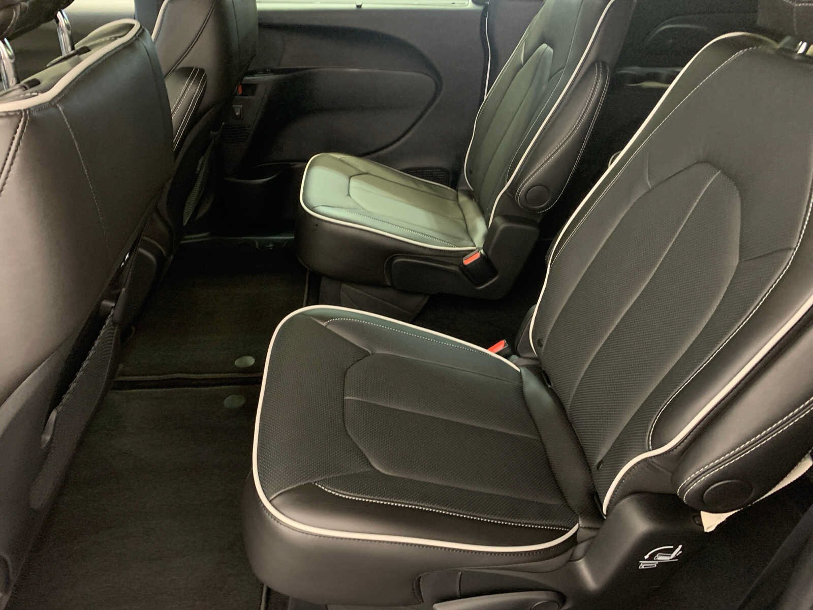 2026 Chrysler Pacifica Limited - Photo 9