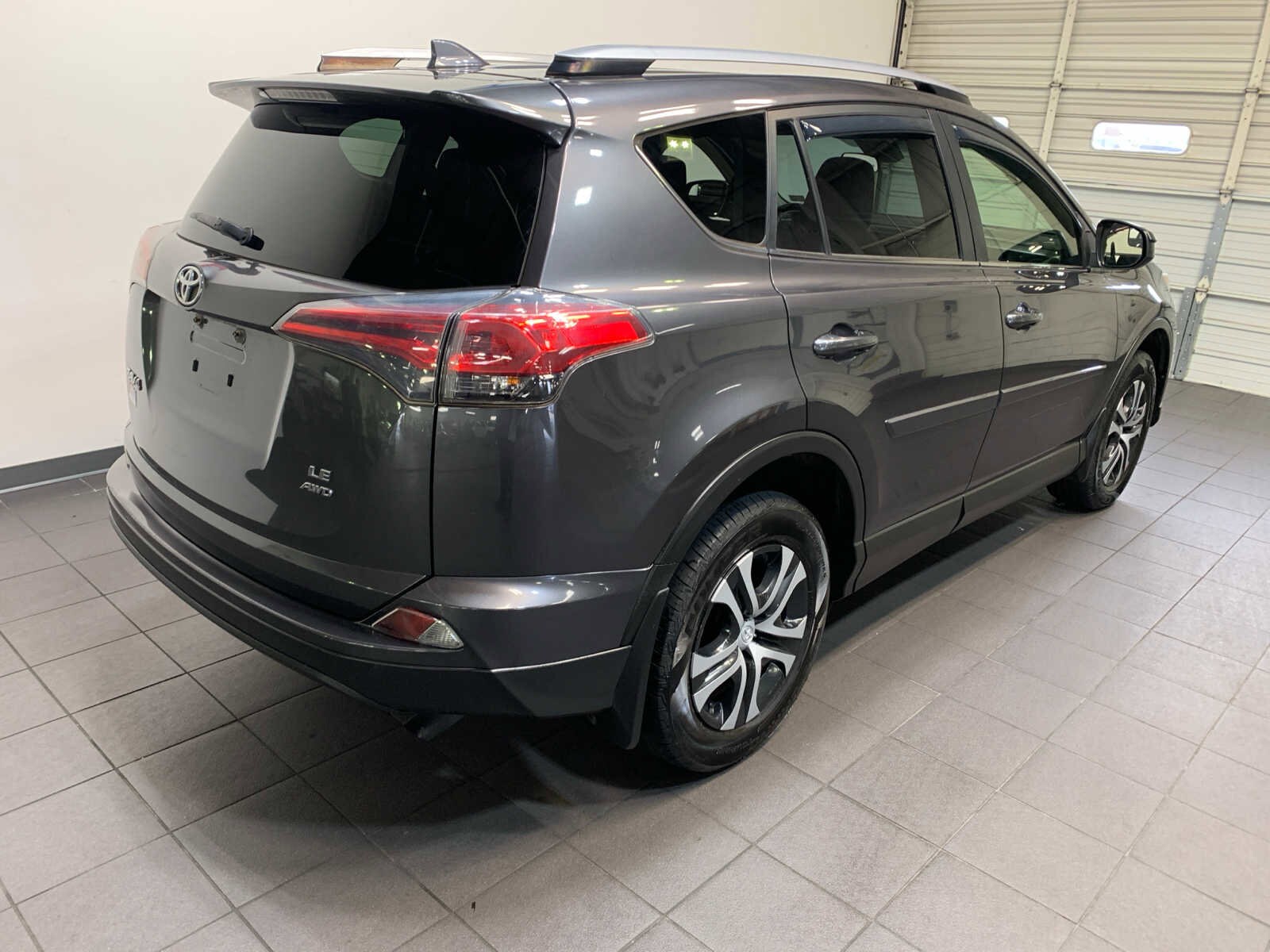2018 Toyota RAV4 LE photo 3